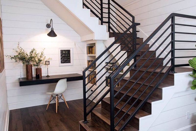 Thiết kế lan can cầu thang bằng thép hộp sơn đen đơn giản nhưng chắc chắn và mang vẻ đẹp sang trọng, tinh tế đến cho không gian