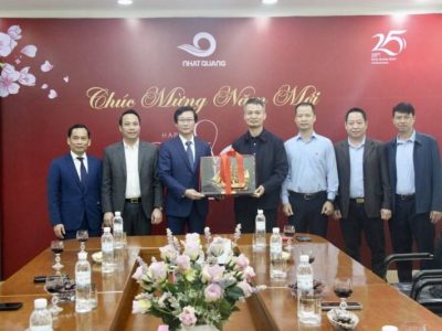 Lãnh đạo huyện Văn Lâm trao quà tặng Công ty TNHH Thép Nhật Quang (Khu công nghiệp Phố Nối A)