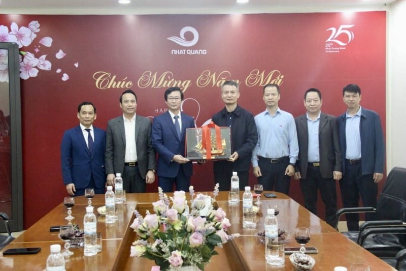 Lãnh đạo huyện Văn Lâm trao quà tặng Công ty TNHH Thép Nhật Quang (Khu công nghiệp Phố Nối A)